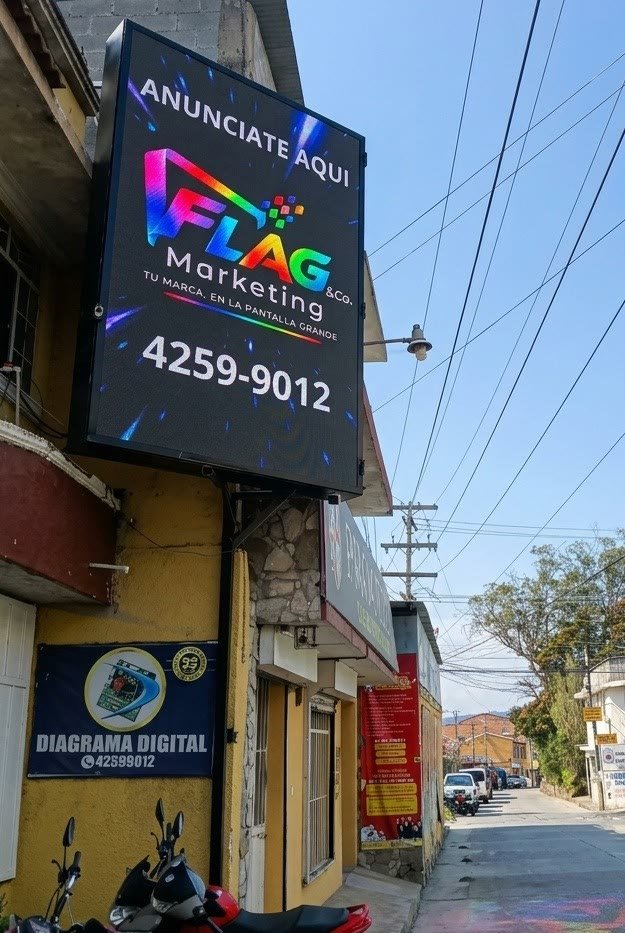 Pantalla digital publicitaria de Flag Marketing sobre la 2a. avenida de la zona 3 de Huehuetenango